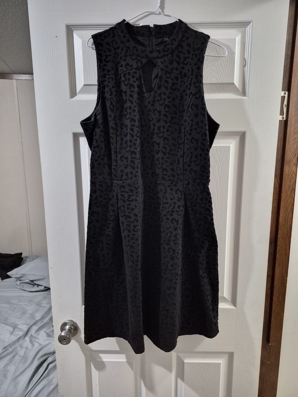 Versona Black Sleeveless Keyhole A-Line Dress - Picture 2 of 16